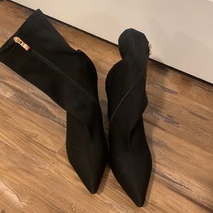 Size 11 heels can fit size 9-11 never worn perfect condition comes with the box